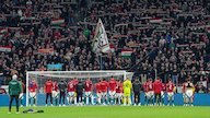 Ngeri! Duel Hungaria vs Kazakhstan Nyaris Berujung Petaka Gegara Kamera Terjun Bebas ke Lapangan Ngeri! Duel Hungaria vs Kazakhstan Nyaris Berujung Petaka Gegara Kamera Terjun Bebas ke Lapangan