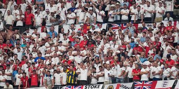 Berlebihan? FIFA Larang Bendera Suporter Inggris karena Gambar Kapal Selam