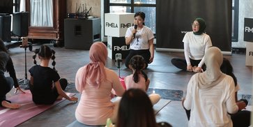 Liburan Sekolah Lebih Bermakna, Fimela Ajak Ibu dan Anak Bangun Bonding Lewat Yoga Bersama