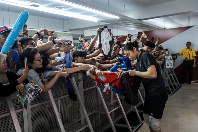 Indonesia Open 2026 Menyenangkan bagi Pecinta Bulutangkis yang Hadir di Istora Tunggal putri Korea Selatan, An Se Young, begitu ramah memberikan tanda tangan dan berfoto bersama badminton lovers yang hadir di Istora Gelora Bung Karno Senayan, Jakarta, saat Polytron Indonesia Open 2026 berlangsung (c) Bola.net/Bagaskara Lazuardi