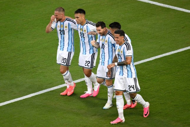 Peluang Lionel Messi Lewati Miroslav Klose Peluang Lionel Messi Lewati Miroslav Klose