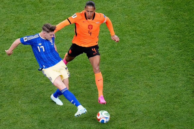 Kiper dan Bek Pemain Swedia, Viktor Gyokeres (dan pemain Belanda, Virgil van Dijk, berebut bola dalam pertandingan Grup F Piala Dunia 2026, Minggu (21/6/2026). (c) AP Photo/Karen Warren