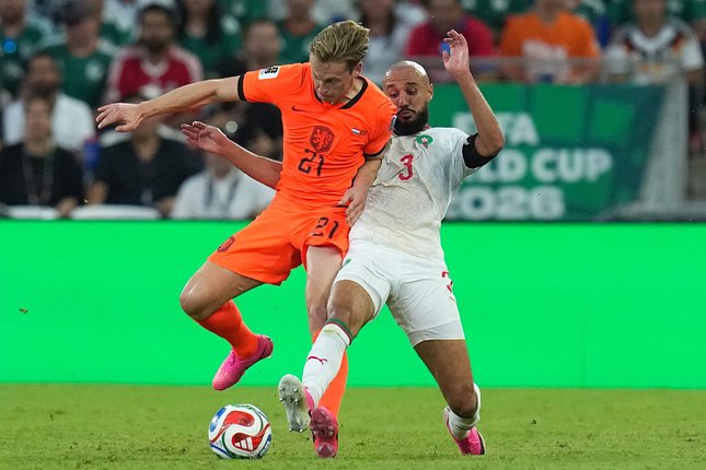 Lini Tengah Belanda Memble, De Jong jadi yang Terburuk
