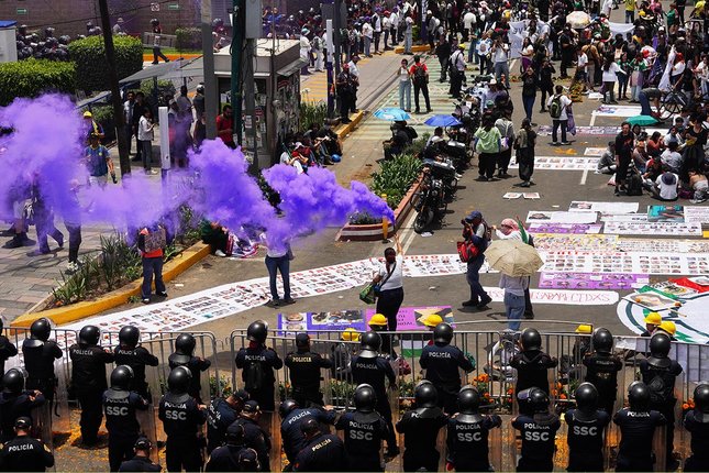 Kerusuhan Pintu Gerbang dan Respons Kepolisian Kerusuhan Pintu Gerbang dan Respons Kepolisian