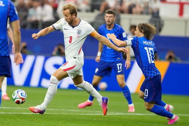 Pemain Inggris Harry Kane mengontrol bola di depan pemain Kroasia Luka Modric dalam pertandingan Piala Dunia 2026, Kamis (18/6/2026). (c) AP Photo/Tony Gutierrez