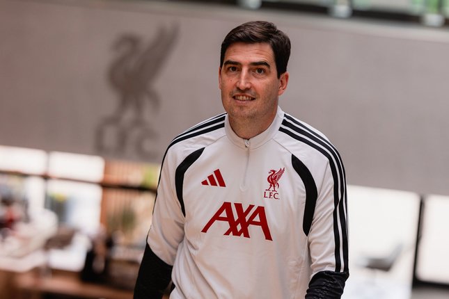 Andoni Iraola saat mengunjungi markas latihan Liverpool (c) Liverpool FC Official