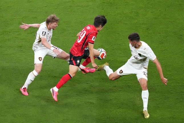 Ceko Harus Lebih Tajam di Sepertiga Akhir Pemain Korea Selatan, Lee Kang-in, dikepung pemain Republik Ceko, Pavel Sulc (kiri), dan Alexandr Sojka (kanan), dalam pertandingan Grup A Piala Dunia, Jumat (12/6/2026). (c) AP Photo/Moises Castillo