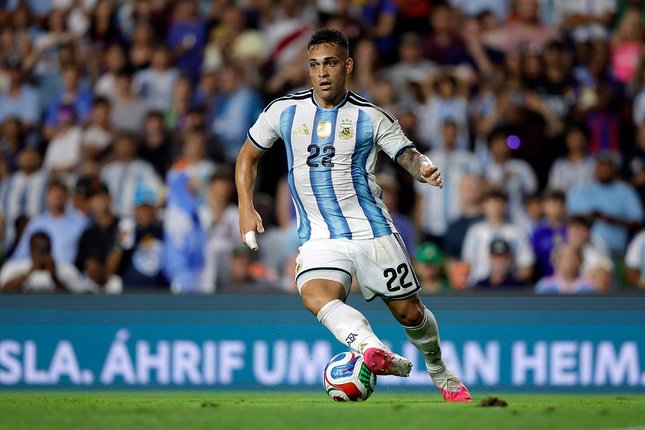 Daftar Nomor Punggung Argentina di Piala Dunia 2026 Penyerang Argentina, Lautaro Mart?nez beraksi pada laga uji coba melawan Islandia, 10 Juni 2026 jelang Piala Dunia 2026. (c) AP Photo/Butch Dill