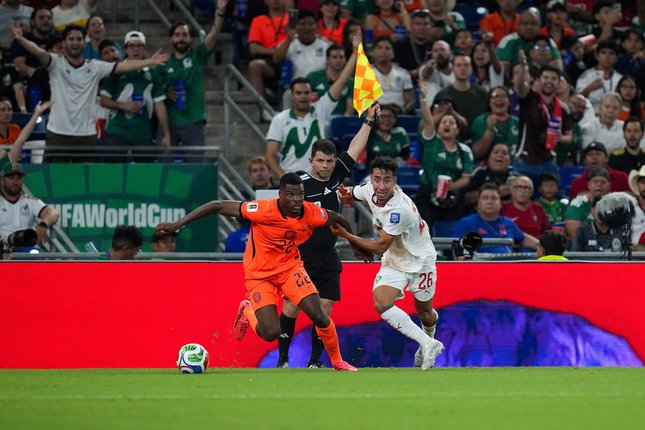 Pemain Belanda Denzel Dumfries (22) dan pemain Maroko Anass Salah Eddine (26) berebut bola dalam laga babak 32 besar Piala Dunia 2026 antara Belanda vs Maroko di Guadalupe, dekat Monterrey, Meksiko, Senin, 29 Juni 2026 (c) AP Photo/Dolores Ochoa