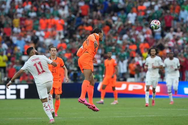 Pemain Belanda Virgil van Dijk (4) berduel udara dengan pemain Maroko Ismael Saibari (11) dalam laga babak 32 besar Piala Dunia 2026 antara Belanda vs Maroko di Guadalupe, dekat Monterrey, Meksiko, Senin, 29 Juni 2026 (c) AP Photo/Dolores Ochoa