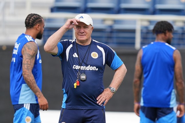2. Leandro Bacuna Dick Advocaat memperhatikan skuadnya di sesi latihan Timnas Curacao di Florida, 9 Juni 2026, menjelang Piala Dunia 2026 (c) AP Photo/Rebecca Blackwell