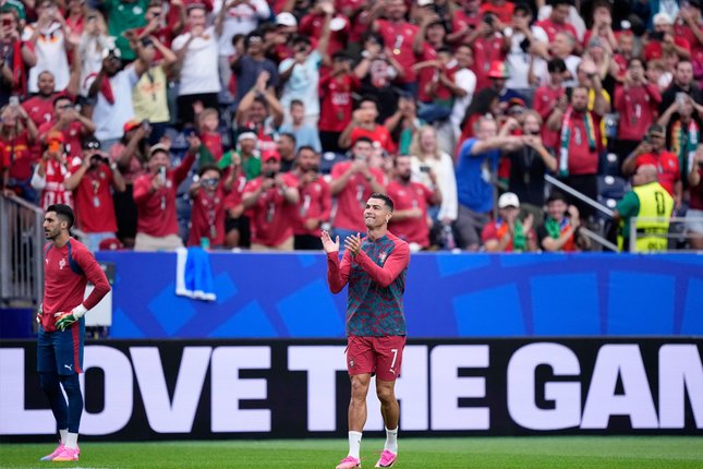 Liga Arab Saudi Dinilai Tidak Ideal untuk Persiapan Piala Dunia Pemain Portugal Cristiano Ronaldo bertepuk tangan ke arah para suporter saat pemanasan sebelum laga Grup K Piala Dunia 2026 antara Portugal vs RD Kongo di Houston, Rabu, 17 Juni 2026 (c) AP Photo/Ashley Landis
