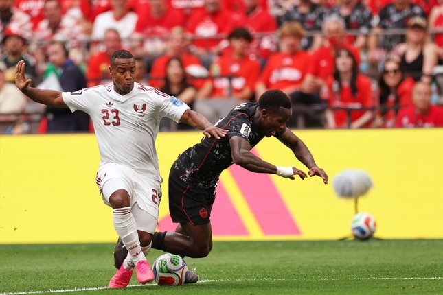 Aturan Penentuan Posisi Grup Pemain Qatar Assim Madibo (kiri) berebut bola dengan pemain Kanada Cyle Larin (kanan) saat laga Grup B Piala Dunia 2026 antara Kanada vs Qatar di Vancouver, Kamis, 18 Juni 2026 (c) AP Photo/Emma Peterson