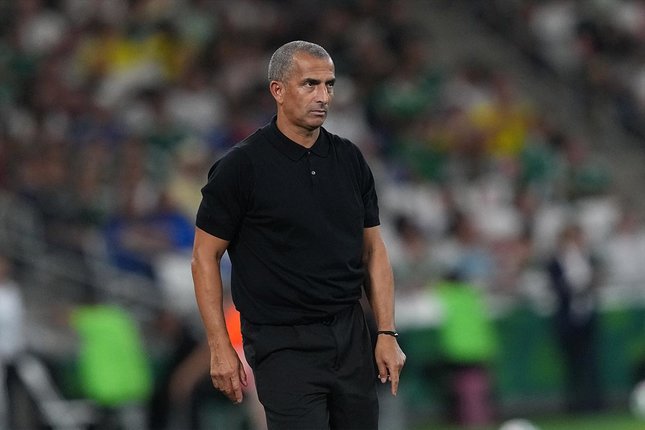 Respek Besar dari Sabri Lamouchi Pelatih Tunisia, Sabri Lamouchi saat laga melawan Swedia di Piala Dunia 2026 Grup F, 15 Juni 2026. (c) AP Photo/Moises Castillo