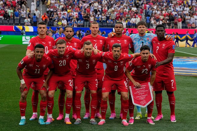 Prediksi Starting XI Swiss vs Aljazair Para pemain Swiss berfoto bersama menjelang laga Grup B Piala Dunia 2026 antara Swiss vs Bosnia di Inglewood, Calif., dekat Los Angeles, Kamis, 18 Juni 2026 (c) AP Photo/Gregory Bull