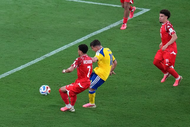 Ayari Pernah Hampir Membela Tunisia Yasin Ayari (kedua dari kiri) mencetak gol keduanya di laga Swedia vs Tunisia, Senin (15/6/2026). (c) AP Photo/Dolores Ochoa