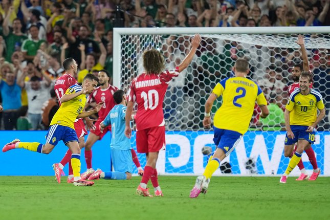 Gol Bersejarah dengan Sentuhan Emosional Selebrasi Yasin Ayari (kiri) di laga Swedia vs Tunisia di Piala Dunia 2026, Senin (15/6/2026). (c) AP Photo/Matias Delacroix