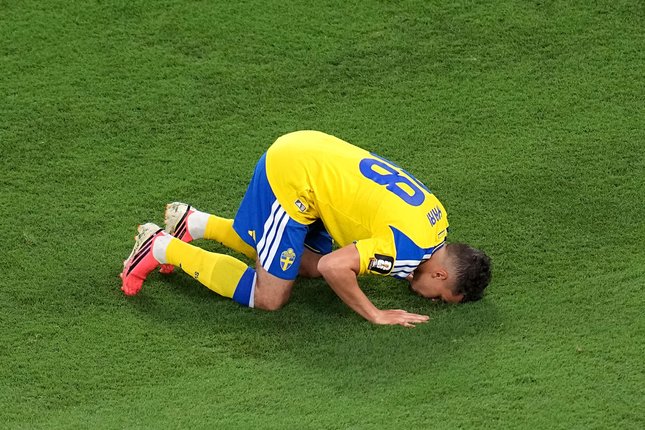 Ayari Tegaskan Identitasnya Bersama Swedia Sujud syukur Yasin Ayari usai cetak gol di laga Swedia vs Tunisia, Senin (15/6/2026). (c) AP Photo/Dolores Ochoa