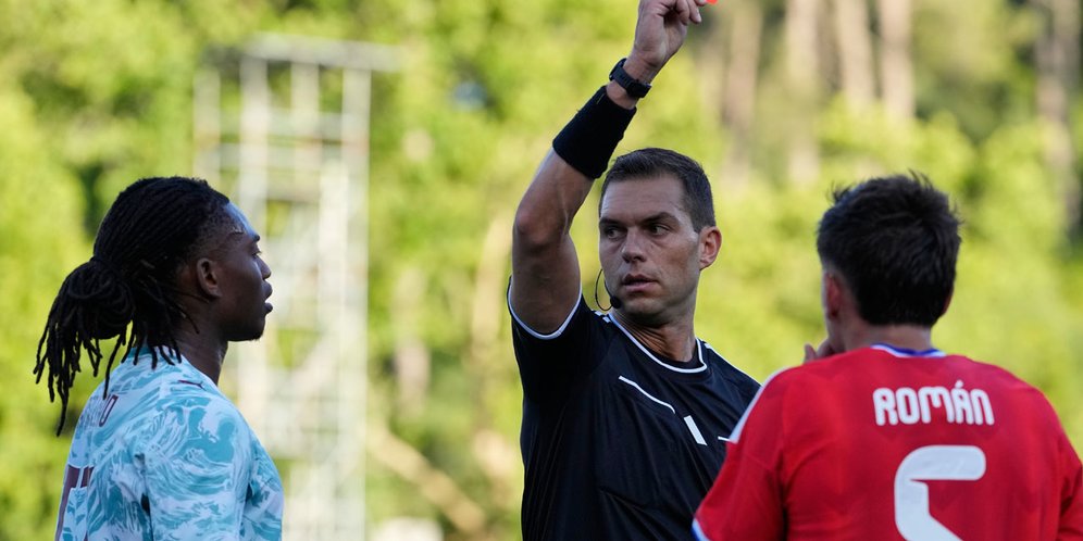 Gawat! Kartu Merah Lawan Chile, Rafael Leao Terancam Absen d