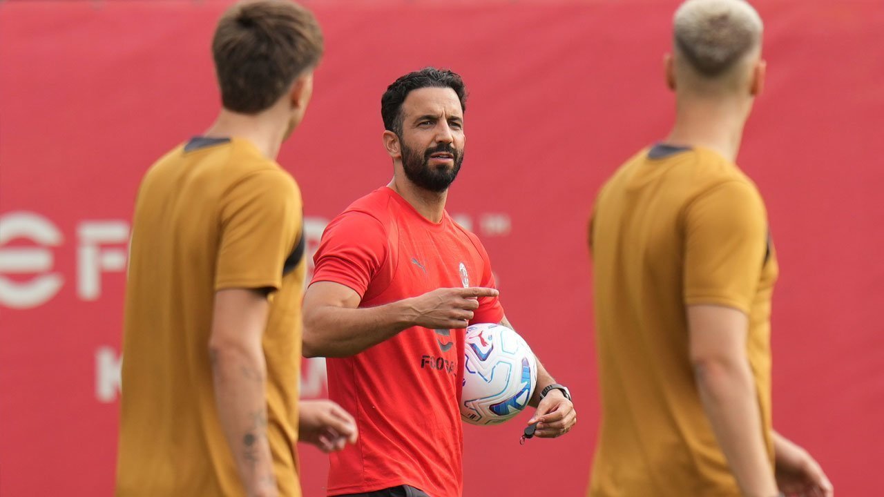 Ruben Amorim Mulai Bangun Identitas Baru AC Milan, 3 Hal Ini Langsung Terlihat Ruben Amorim Mulai Bangun Identitas Baru AC Milan, 3 Hal Ini Langsung Terlihat
