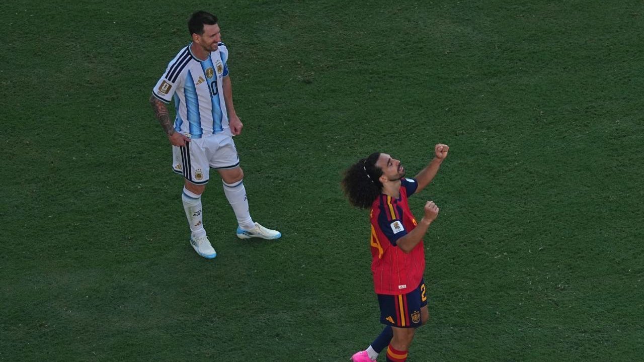 Alasan Marc Cucurella Lolos dari Kartu usai Berbicara dengan Lionel Messi Sambil Menutup Mulut Alasan Marc Cucurella Lolos dari Kartu usai Berbicara dengan Lionel Messi Sambil Menutup Mulut
