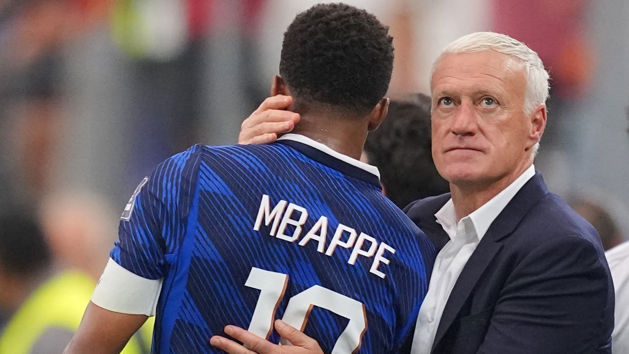 Sedikit Hiburan buat Kylian Mbappe dan Didier Deschamps Sedikit Hiburan buat Kylian Mbappe dan Didier Deschamps