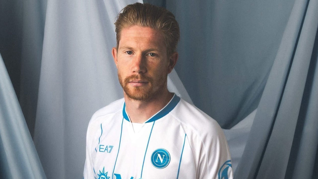 Napoli Luncurkan Jersey Tandang Baru yang Terinspirasi Ikatan Bersejarah dengan Argentina Napoli Luncurkan Jersey Tandang Baru yang Terinspirasi Ikatan Bersejarah dengan Argentina