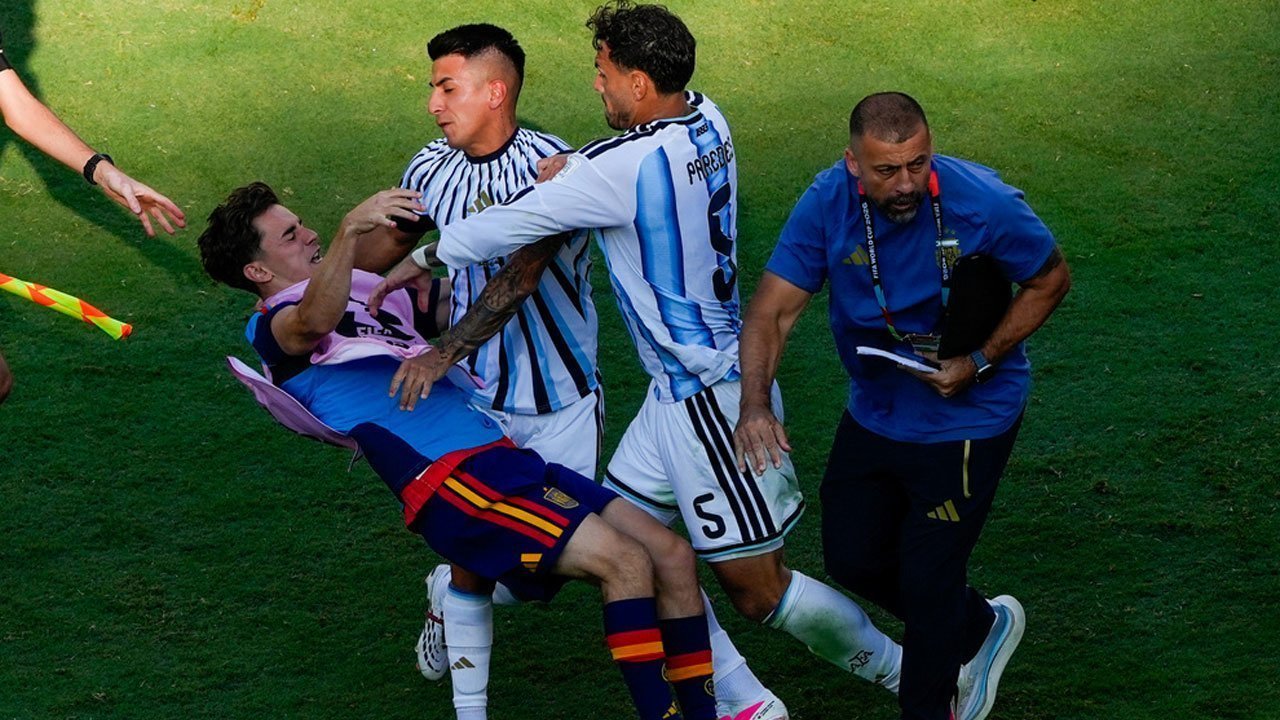 Jangan Ditiru! Leandro Paredes Cekik dan Jungkalkan Pemain Spanyol usai Argentina Kalah di Final Piala Dunia 2026 Jangan Ditiru! Leandro Paredes Cekik dan Jungkalkan Pemain Spanyol usai Argentina Kalah di Final Piala Dunia 2026