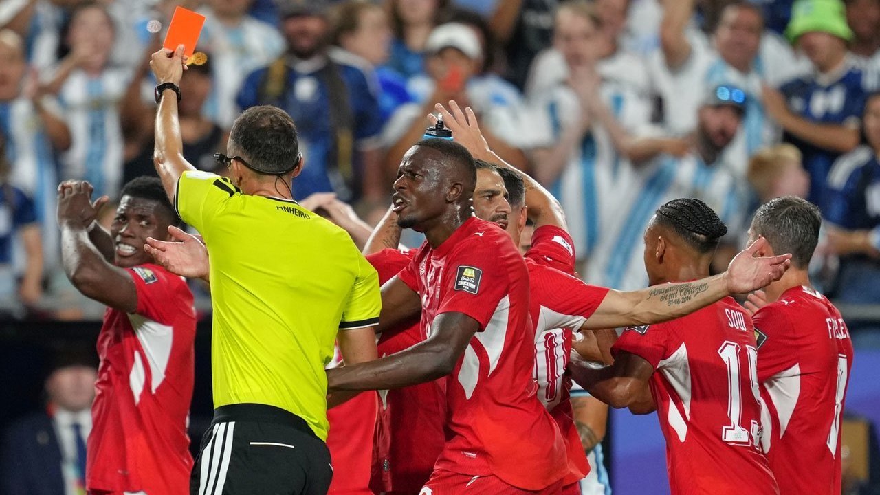 Kartu Merah Breel Embolo Saat Lawan Argentina, VAR Dinilai Melewati Batas Kartu Merah Breel Embolo Saat Lawan Argentina, VAR Dinilai Melewati Batas