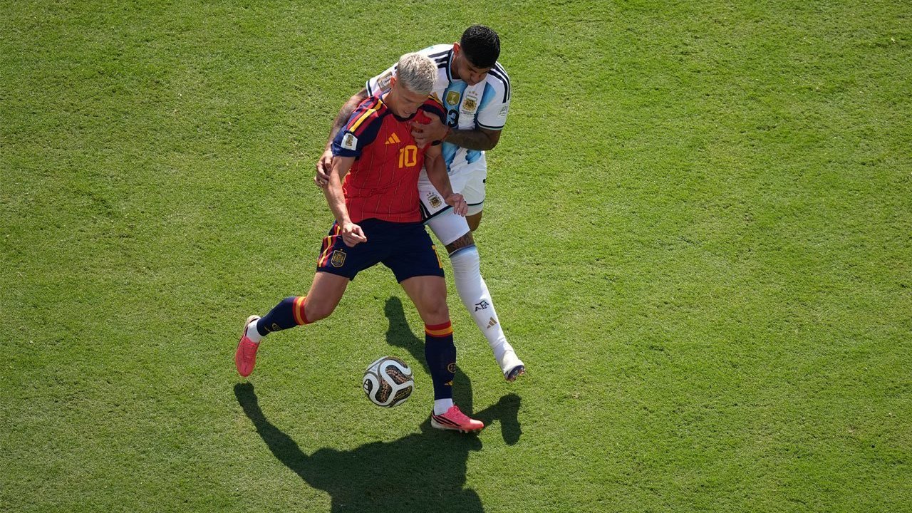 Argentina Membelakangi Spanyol Saat Angkat Trofi, Dani Olmo: Kami Tak Peduli Argentina Membelakangi Spanyol Saat Angkat Trofi, Dani Olmo: Kami Tak Peduli