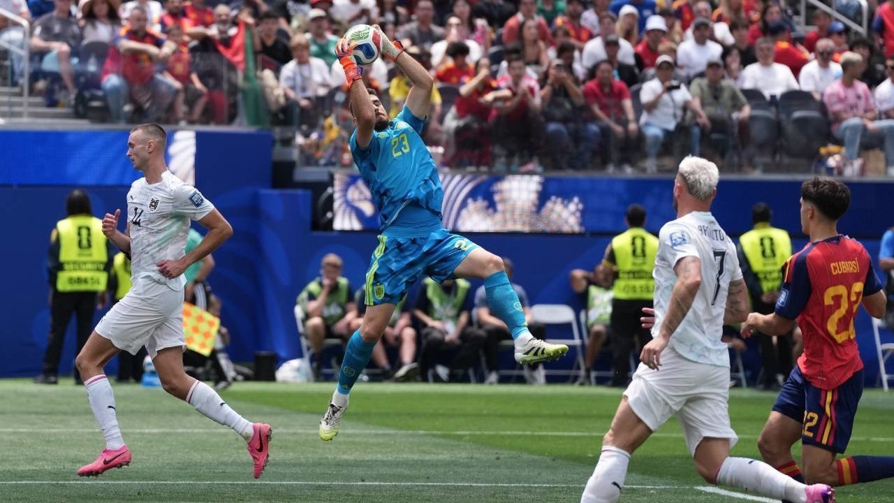 Kiper Spanyol Unai Simon Pecahkan Rekor Legenda Italia, Jadi Raja Clean Sheet Piala Dunia Kiper Spanyol Unai Simon Pecahkan Rekor Legenda Italia, Jadi Raja Clean Sheet Piala Dunia