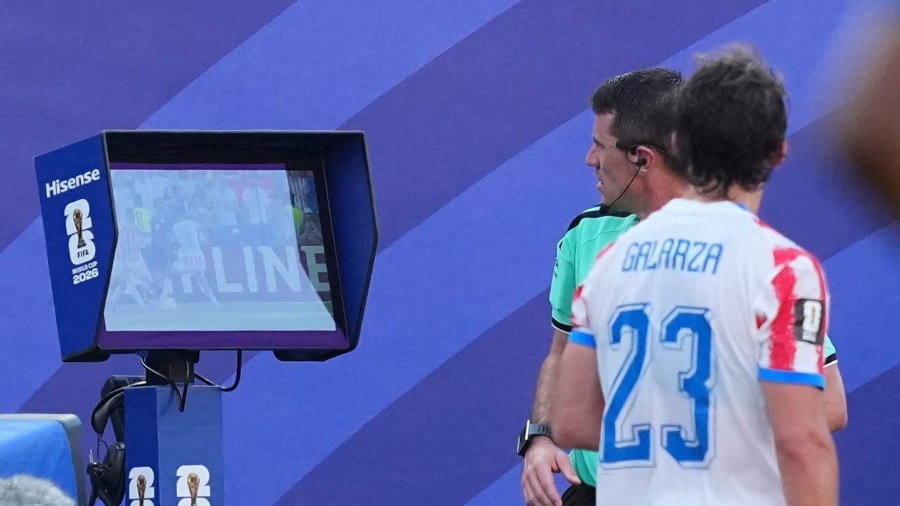 5 Kontroversi VAR Paling Heboh di Piala Dunia 2026: Dari Messi Lolos Kartu Merah hingga Penalti Mbappe 5 Kontroversi VAR Paling Heboh di Piala Dunia 2026: Dari Messi Lolos Kartu Merah hingga Penalti Mbappe