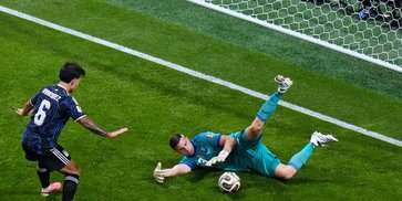 Adu Ketangguhan Unai Simon dan Emiliano Martinez Adu Ketangguhan Unai Simon dan Emiliano Martinez