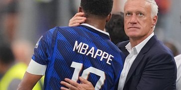 Sedikit Hiburan buat Kylian Mbappe dan Didier Deschamps