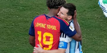Respect! Lamine Yamal Peluk dan Hibur Lionel Messi usai Final Piala Dunia 2026 Respect! Lamine Yamal Peluk dan Hibur Lionel Messi usai Final Piala Dunia 2026