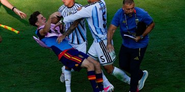 Jangan Ditiru! Leandro Paredes Cekik dan Jungkalkan Pemain Spanyol usai Argentina Kalah di Final Piala Dunia 2026 Jangan Ditiru! Leandro Paredes Cekik dan Jungkalkan Pemain Spanyol usai Argentina Kalah di Final Piala Dunia 2026
