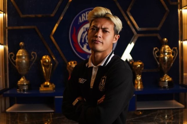Turun Tangan Membangun Skuad Singo Edan Alfeandra Dewangga saat dikenalkan sebagai pemain baru Arema FC musim 2026/2027 (c) Dok. Arema FC