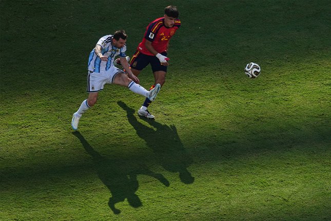 Head to Head Argentina vs Burkina Faso Pemain Argentina Lionel Messi (kiri) mengoper bola melewati pemain Spanyol Pau Cubarsi (kanan) dalam laga final Piala Dunia 2026 antara Spanyol vs Argentina di East Rutherford, N.J., dekat New York, Minggu, 19 Juli 2026 (c) AP Photo/Matt Rourke