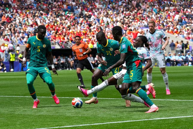 Sejumlah Pemain Sudah Bisa Fokus ke Persiapan Musim Baru Pemain Belgia Jeremy Doku ditekan oleh pemain Senegal Habib Diarra (21) dan Krepin Diatta (15) dalam laga babak 32 besar Piala Dunia 2026 antara Belgia vs Senegal di Seattle, Rabu, 1 Juli 2026 (c) AP Photo/Ted S. Warren