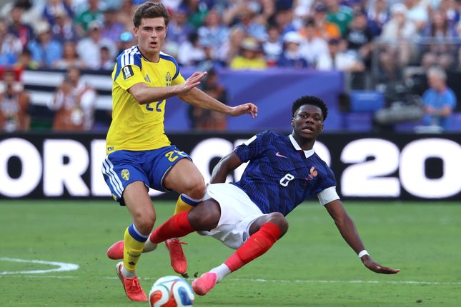 Bukan Cedera yang Parah Besfort Zeneli merebut bola dari Aurelien Tchouameni di laga Prancis vs Swedia, 32 besar Piala Dunia 2026 (c) AP Photo/Pamela Smith