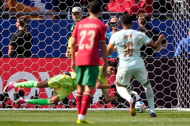 Babak Pertama Yassine Bounou berhasil menepis penalti Kylian Mbappe di laga Prancis vs Maroko, Perempat Final Piala Dunia 2026 (c) AP Photo/Matt Slocum