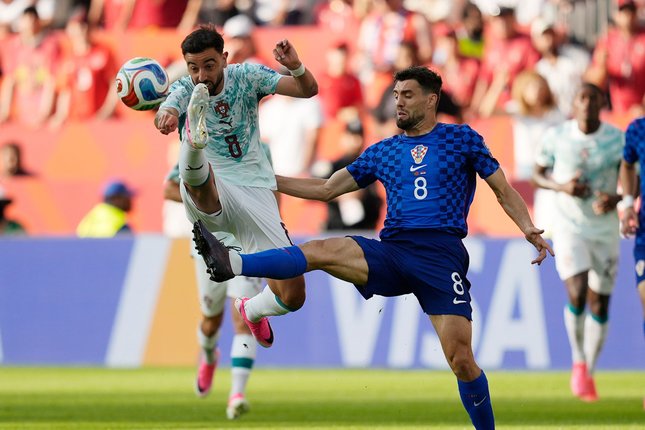 Babak Pertama Bruno Fernandes berduel dengan Mateo Kovacic di laga Portugal vs Kroasia, 32 Besar Piala Dunia 2026, Jumat (3/7/2026) (c) AP Photo/Mike Stewart