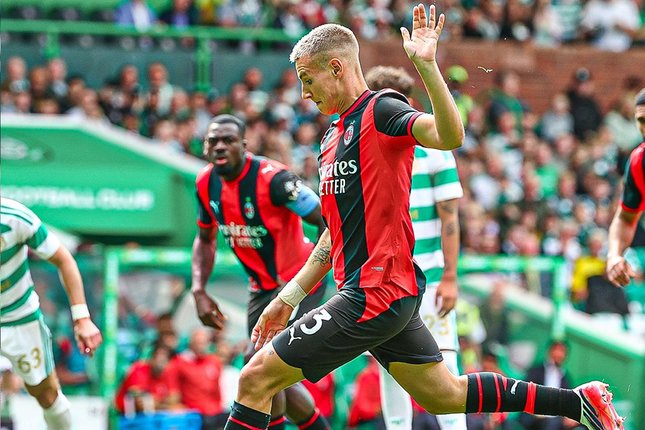 Bayar Kepercayaan Pelatih Francesco Camarda mengeksekusi penalti saat AC Milan berhadapan dengan Glasgow Celtic (c) AC Milan Official