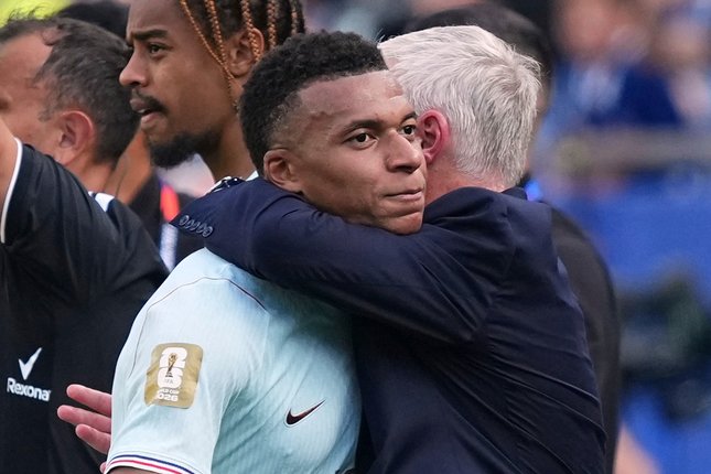 Statistik Pertandingan Didier Deschamps memeluk Kylian Mbappe di laga Prancis vs Maroko, Perempat Final Piala Dunia 2026, Jumat (10/7/2026) (c) AP Photo/Martin Meissner