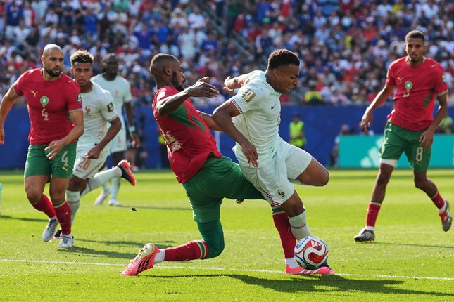 Susunan Pemain Kedua Tim Issa Diop mencoba merebut bola dari Kylian Mbappe di laga perempat final Piala Dunia 2026, Jumat (10/7/2026) (c) AP Photo/Stephanie Scarbrough