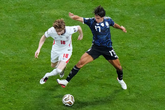 Lionel Scaloni Berani Mengubah Formula Pemain Inggris Anthony Gordon (kiri) coba melewati pemain Argentina Giuliano Simeone (kanan) dalam laga semifinal Piala Dunia 2026 antara Inggris vs Argentina di Atlanta, Rabu, 15 Juli 2026 (c) AP Photo/Lynne Sladky