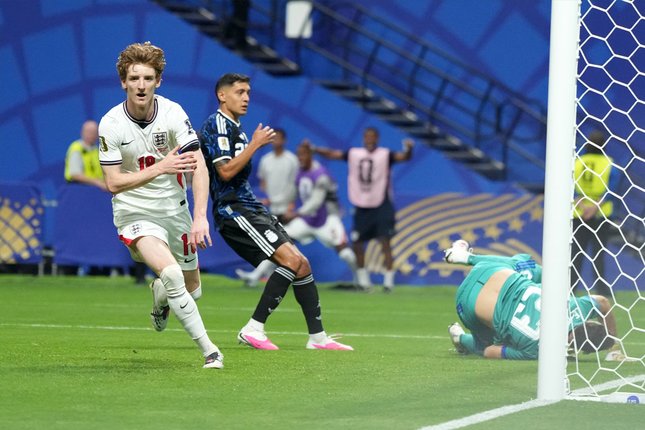 Kelemahan Fatal di Sisi Kanan Pemain Inggris Anthony Gordon (kiri) beselebrasi setelah mencetak gol ke gawang kiper Argentina Emiliano Martinez (kiri) dalam laga semifinal Piala Dunia 2026 antara Inggris vs Argentina di Atlanta, Rabu, 15 Juli 2026 (c) AP Photo/Jeff Roberson