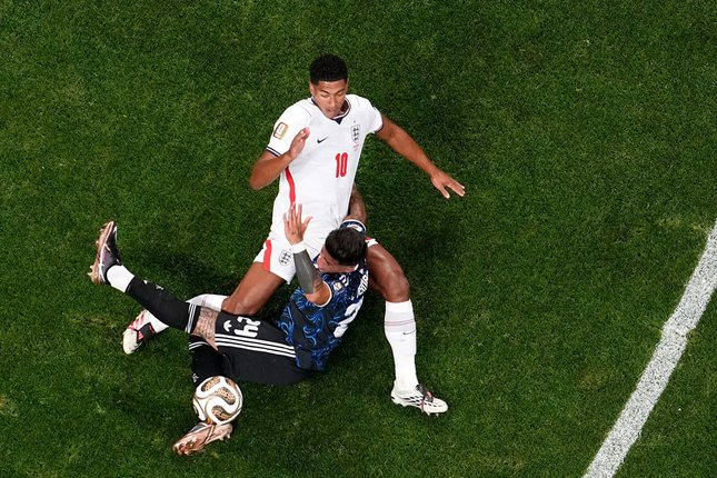 Bakal Sulit Didapatkan Pemain Inggris Jude Bellingham (atas) dan pemain Argentina Enzo Fernandez bertabrakan dalam laga semifinal Piala Dunia 2026 antara Inggris vs Argentina di Atlanta, Rabu, 15 Juli 2026 (c) AP Photo/George Walker IV
