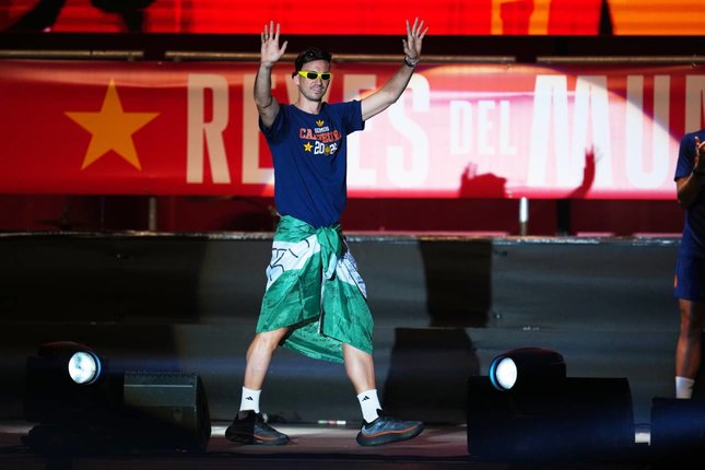 Perayaan Berlanjut Setelah Juara Piala Dunia Pemain Spanyol, Fabi?n Ruiz, dalam perayaan juara Piala Dunia 2026. (c) AP Photo/Manu Fernandez