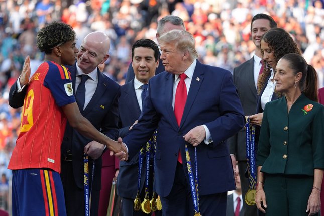 Sempat Diwarnai Kontroversi Presiden FIFA Gianni Infantino (kiri) dan Presiden Donald Trump (tengah) memberikan ucapan selamat kepada pemain Spanyol Lamine Yamal (19) setelah laga final Piala Dunia 2026 antara Spanyol vs Argentina, 19 Juli 2026 (c) AP Photo/Jacquelyn Martin